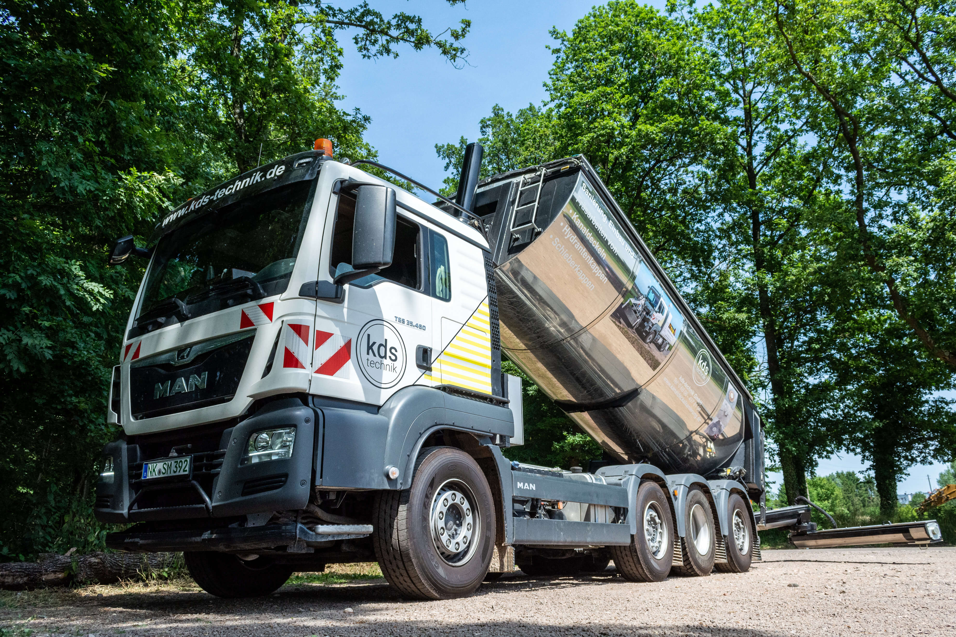LKW mit Schwenkarm zum punktuellen Verteilen von Asphalt