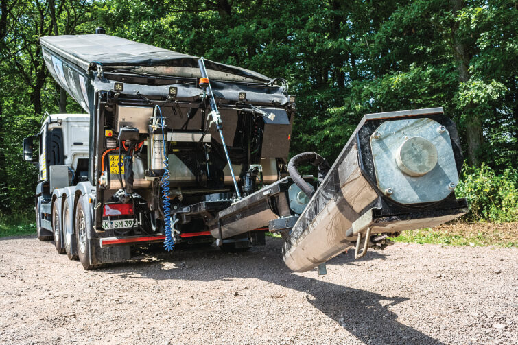 Asphaltverteiler Schwenkarm ausgefahren