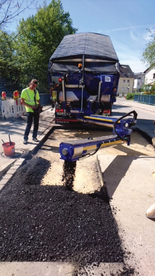 Asphaltverteiler kleine Fläche Schwenkarm hinten