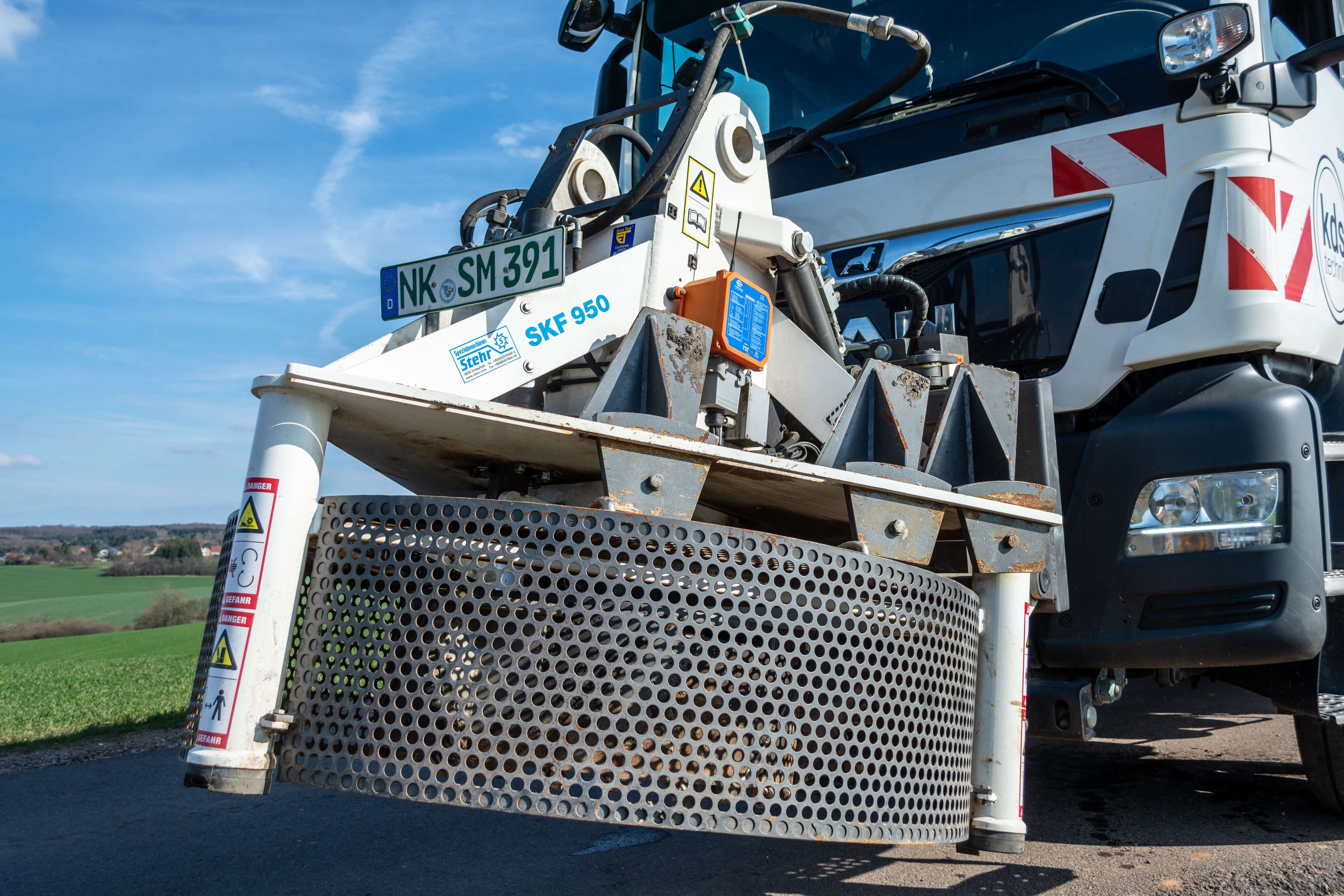 Lkw mit Fräse