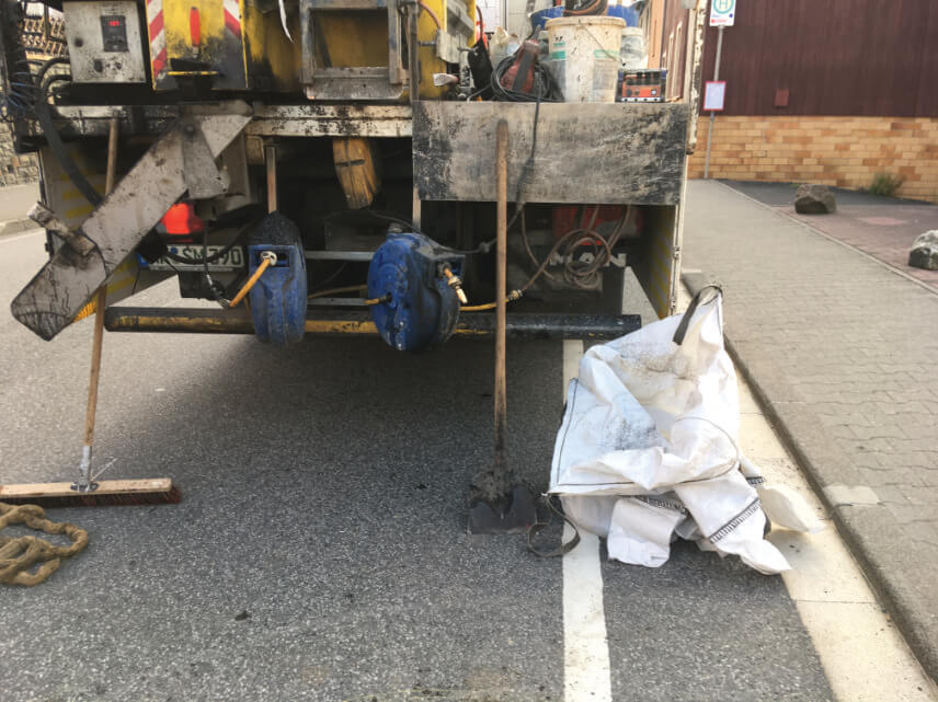 Fräsgut neben dem Lkw