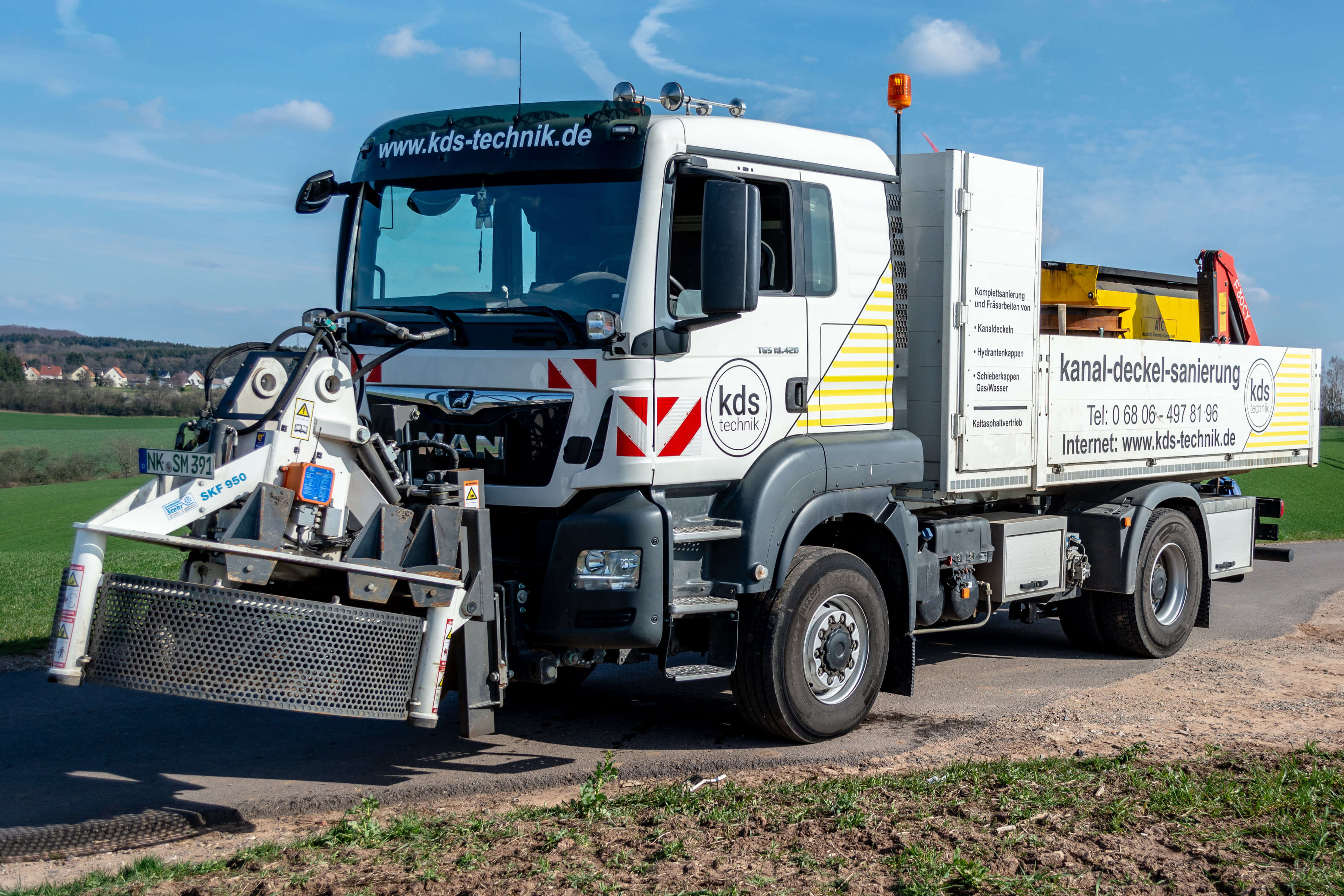 Lkw mit Spezialaufbau und Fräse